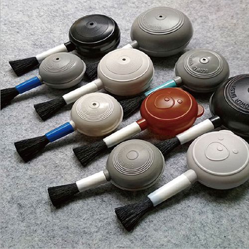 Cizgi filmi ayı üfürmə fırçası və ya yivləri təmizləmək üçün